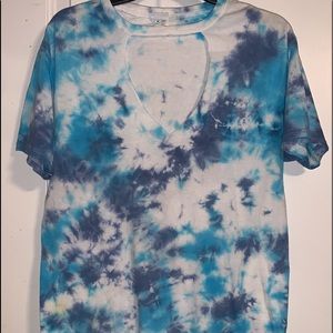 Women’s blue & white tie dye Vneck tshirt size M